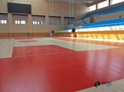 大學(xué)籃球場館地板施工團(tuán)隊(duì)