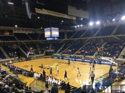 單龍骨體育場地板保養方法