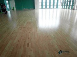 籃球場水泥地和木地板有什么區(qū)別